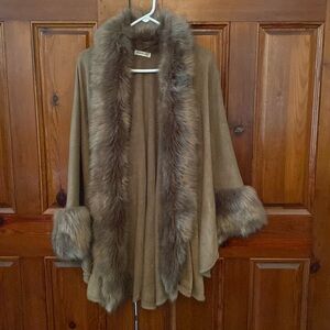 Paparazzi Cape with faux fur trim
